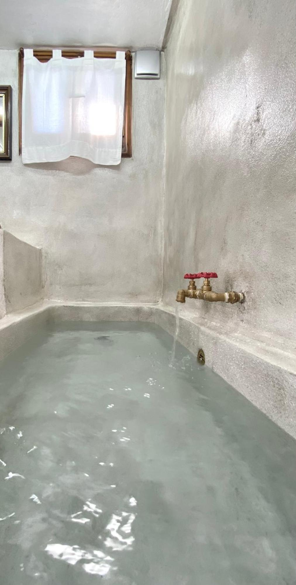 La Cueva Milos Apartment *