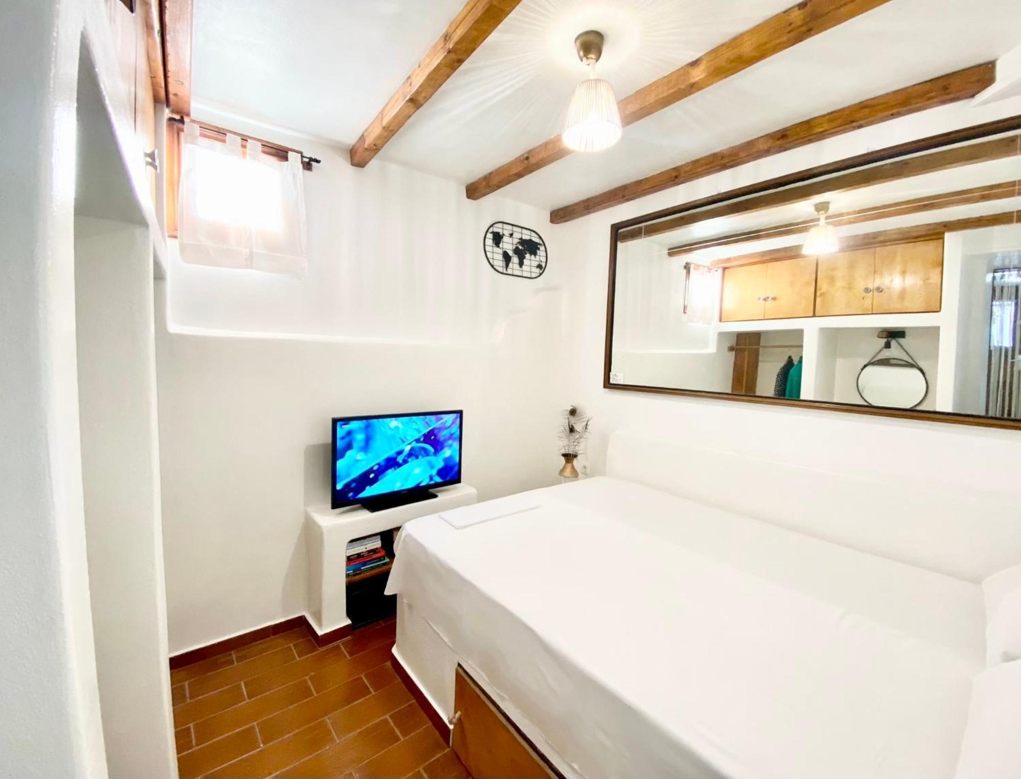 La Cueva Milos Apartment *